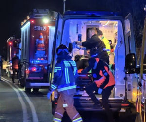 Dachował i wpadł do rzeki