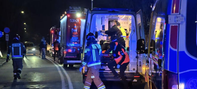 Dachował i wpadł do rzeki