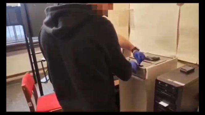 Miesiącami znęcał się nad swoją partnerką, nie oszczędził też jej psa. Wyrzucił Maltańczyka przez okno!