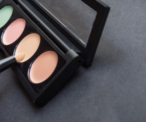 Czerwone plamki przebijają przez makijaż? Zielony korektor może to zmienić, jeśli użyjesz go dobrze