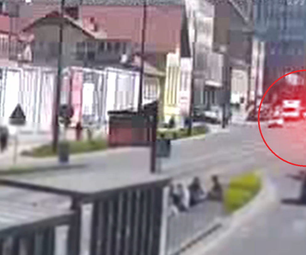 Olsztyn. Osobówka potrąciła dwie osoby jadące hulajnogą elektryczną. Jest nagranie z monitoringu!