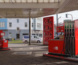 Benzyna znów po 2 euro. Kierowcy łapią się za kieszeń 