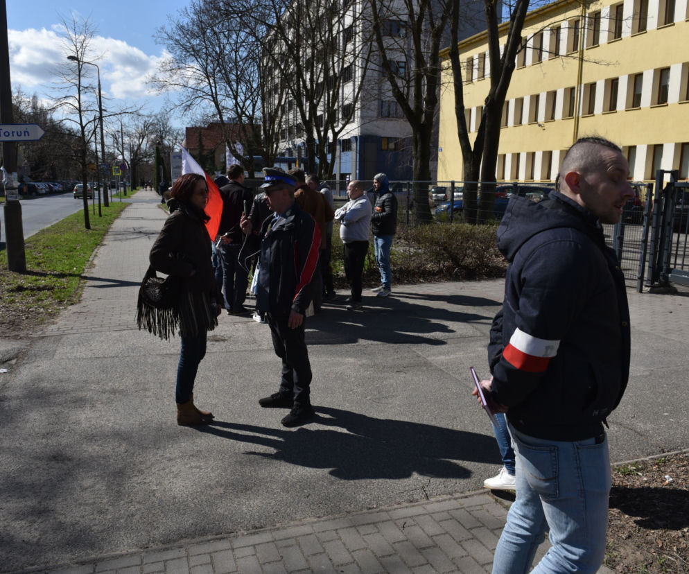Bartosz T. przesłuchany przez prokuraturę. Zwolennicy Wolni My protestowali pod siedzibą w Toruniu