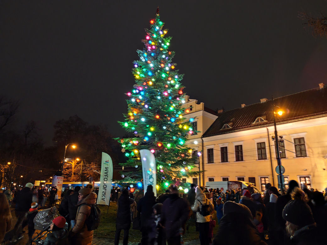 Kardynał Ryś rozświetlił Kraków! Zobacz, co dzieje się pod Oknem Papieskim