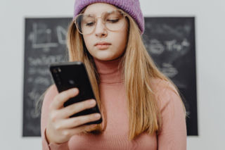 Prawda o zakazach social mediów dla młodych. Eksperci ostrzegają