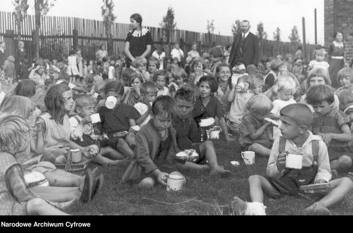 Chropaczów, Świętochłowice. Rok 1934. Dzieci podczas posiłku