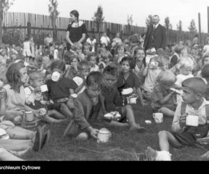 Chropaczów, Świętochłowice. Rok 1934. Dzieci podczas posiłku