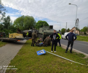 Łąki Bratiańskie. Z lawety stoczyły się pojazdy. Mężczyzna wpadł pod koła [ZDJĘCIA]
