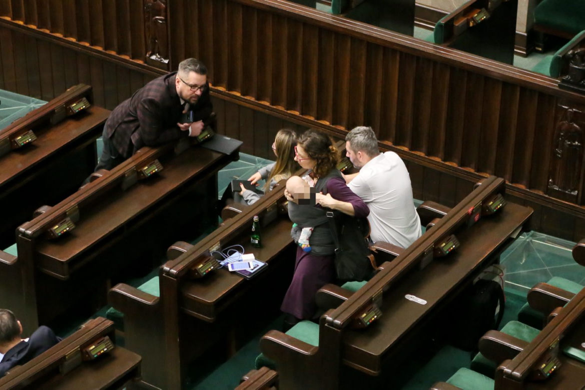  Posłanka Lewicy karmi dziecko piersią w Sejmie