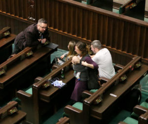  Posłanka Lewicy karmi dziecko piersią w Sejmie