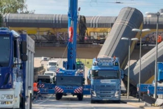 Makabryczny wypadek na wiadukcie! Po zderzeniu pociągów dwa wagony runęły w dół
