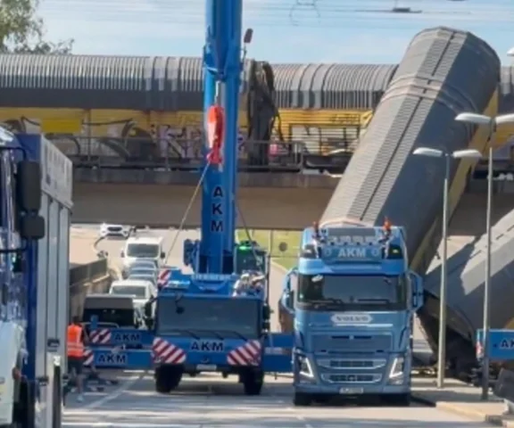 Tragedia na wiadukcie! Pociągi towarowe zderzyły się i runęły w dół