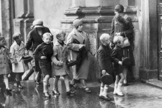 Rozpoczęcie roku szkolnego na starych zdjęciach. Kościół kwiaty i muzyka. Tak kiedyś dzieci witały szkołę 