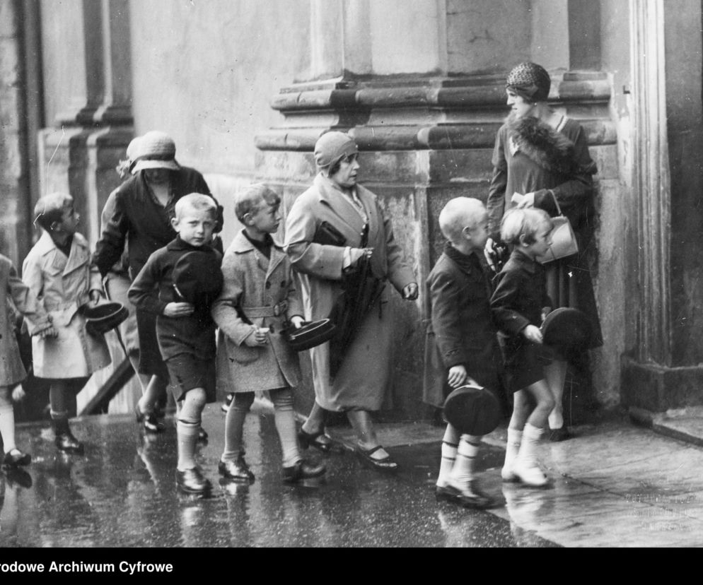 Rozpoczęcie roku szkolnego dawniej. Stare zdjęcia z archiwum pokazują, jak dzieci witały szkołę