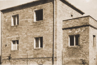 Nie zburzyli starej kostki z lat 50. Zrobili z niej nowoczesny dom dwurodzinny