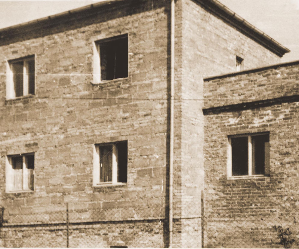 Nie zburzyli starej kostki z lat 50. Zrobili z niej nowoczesny dom dwurodzinny