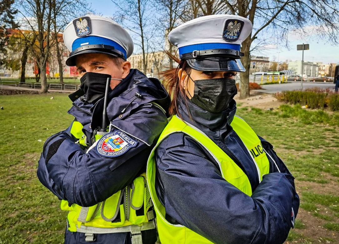 Za brak maseczki wręczali... maseczki