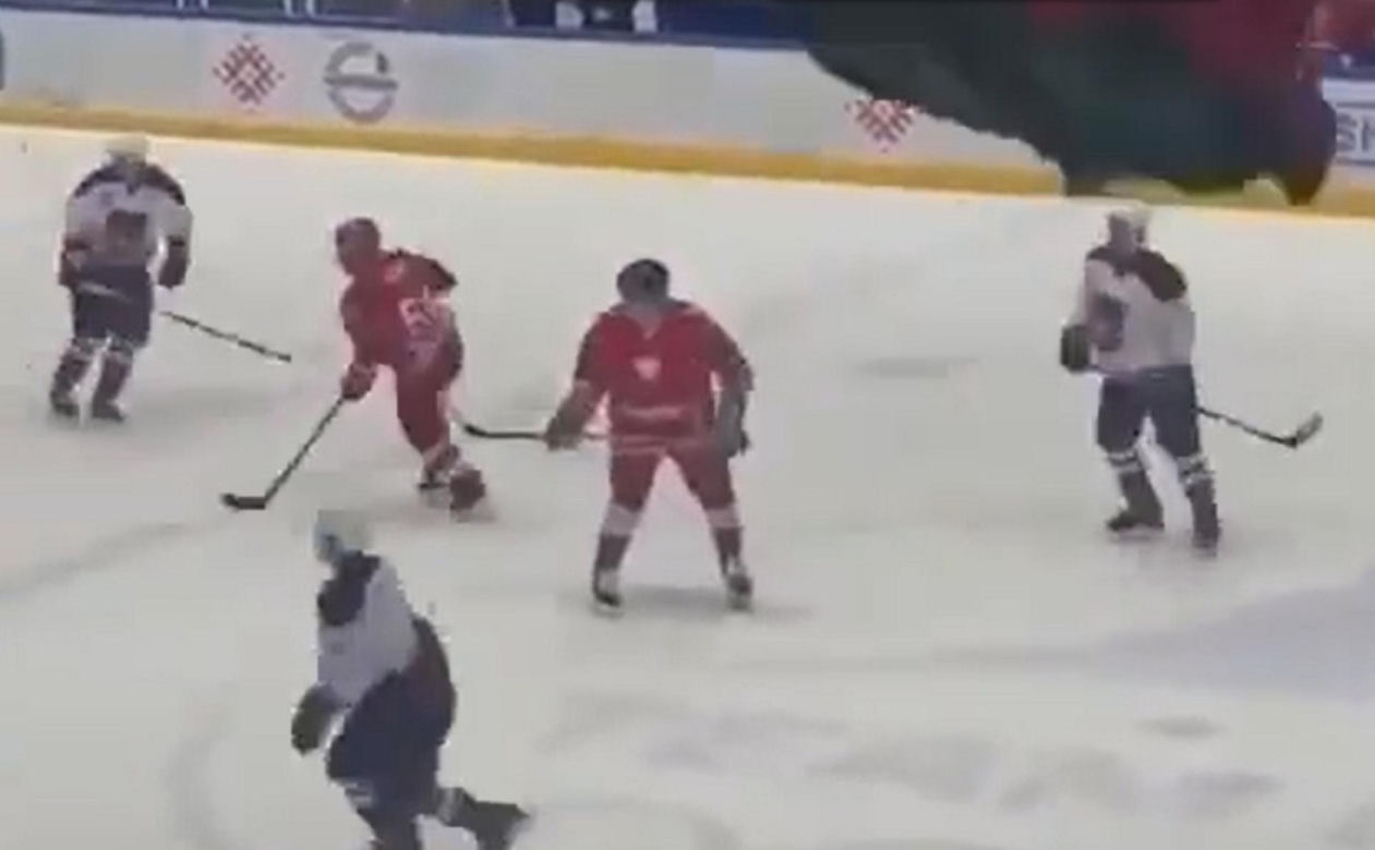 Upadek Łukaszenki na meczu hokeja