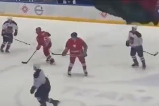 Upadek Łukaszenki na meczu hokeja