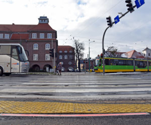 Poznań: Pojawiły się listwy ostrzegające pieszych