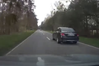 Drogowa kłótnia po wyprzedzaniu. O co wściekł się kierowca Mercedesa? - WIDEO