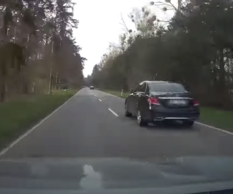 Kierowca Mercedesa przyspiesza podczas wyprzedzania?