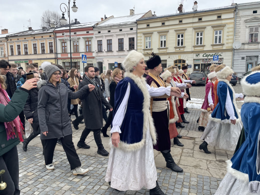 Maturzyści zatańczyli na Rynku poloneza