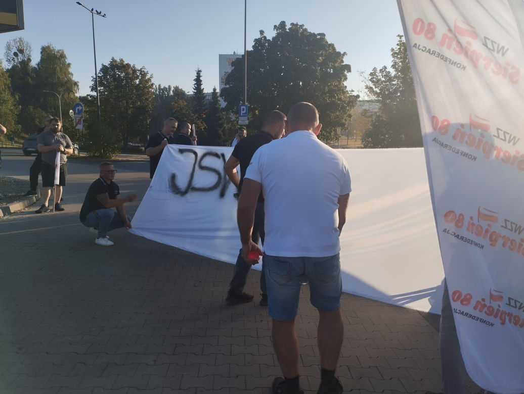 Protest górników w Jastrzębiu-Zdroju. Blokują kluczowe rondo i główne drogi