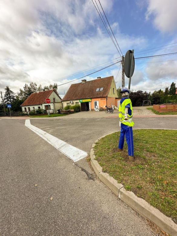 Policjant "drewniak" pilnuje porządku przy drodze na Mazurach. Sprawa trafiła na policję