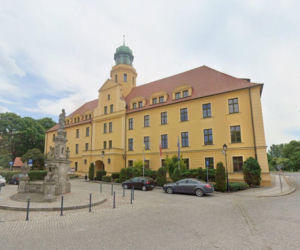 To nie muzeum ani hotel. W tym zamku w Polsce działa starostwo