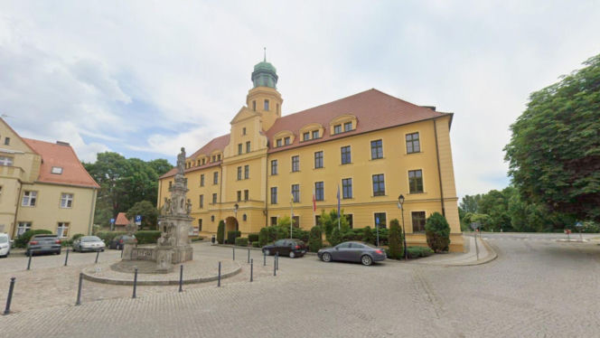 To nie muzeum ani hotel. W tym zamku w Polsce działa starostwo