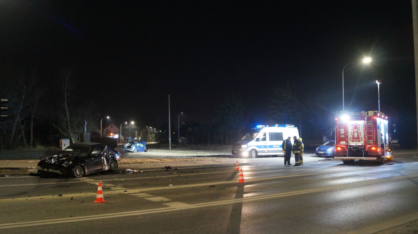 Potworne zderzenie toyoty z BMW w Piasecznie. Pogotowie zabrało rannego