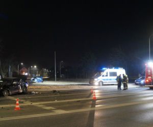Potworne zderzenie toyoty z BMW w Piasecznie. Pogotowie zabrało rannego