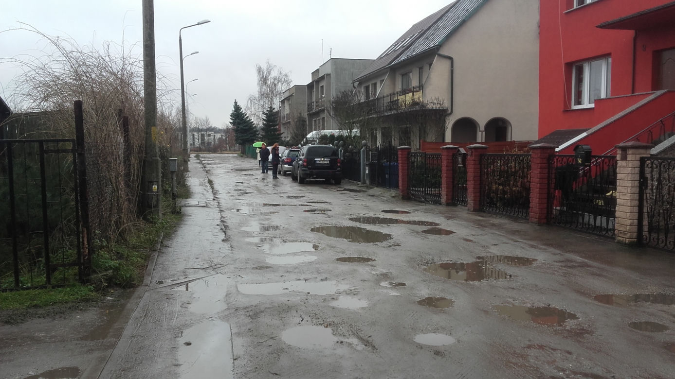 Kiedy spadnie deszcz, mieszkańcy ulicy toną w błocie