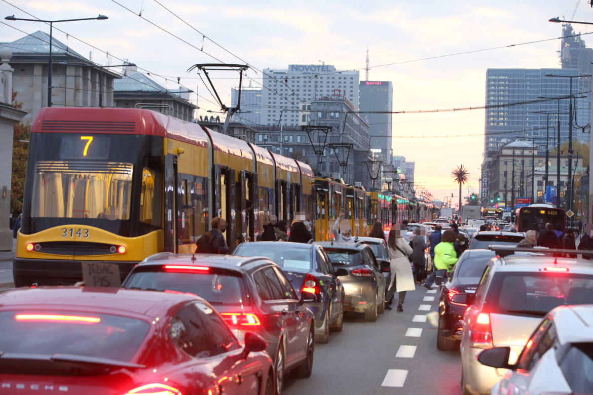 Wyrzucą diesle z centrum?! Warszawa chce "Strefy Czystego Transportu"