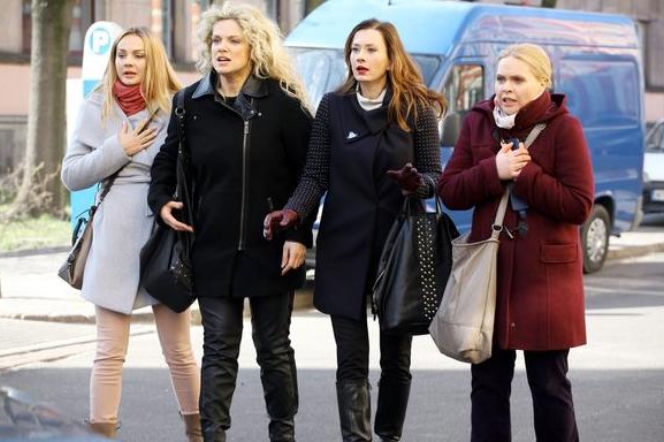 Przyjaciółki 3 sezon odc. 39. Zuza (Anita Sokołowska), Anka (Magdalena Stużyńska), Inga (Małgorzata Socha), Patrycja (Joanna Liszowska)