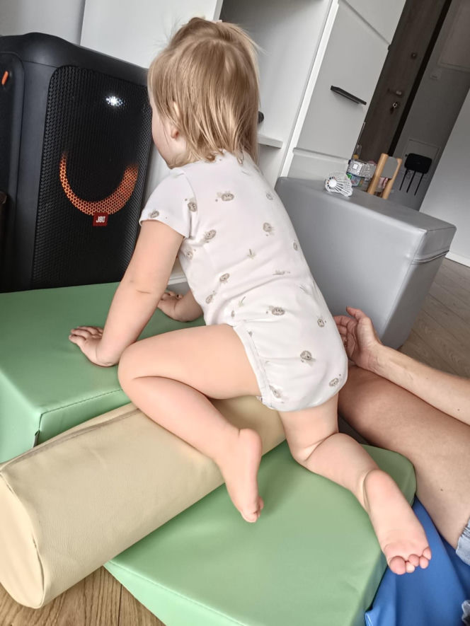 Waldemar Nawrocki i Adrian Domalewski pomagają Anielce