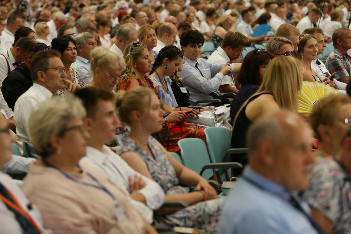 Kongres Świadków Jehowy 2024. W niedzielnych wydarzeniach wzięły udział tłumy