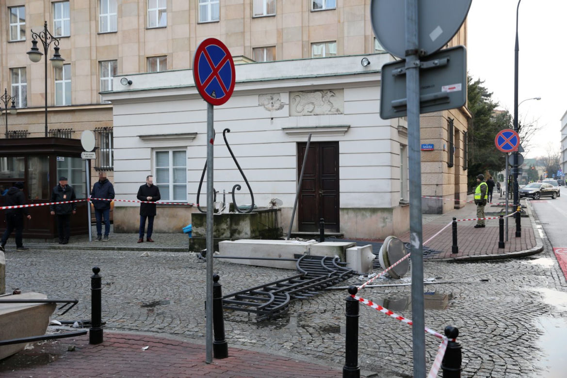 Ciężarówka zniszczyła zabytkową bramę wjazdową na teren Kancelarii Prezydenta