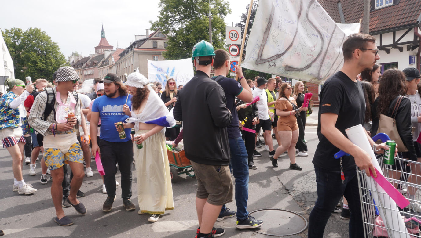 Kortowiada 2024. Parada Wydziałów przeszła ulicami miasta. Studenci tłumnie wzięli udział w imprezie