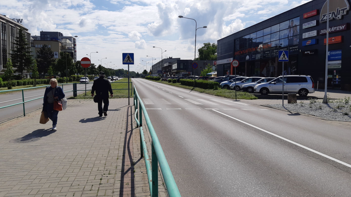 Mandat za używanie komórki na pasach. Akcja tarnowskiej policji. Zobacz zdjęcia!