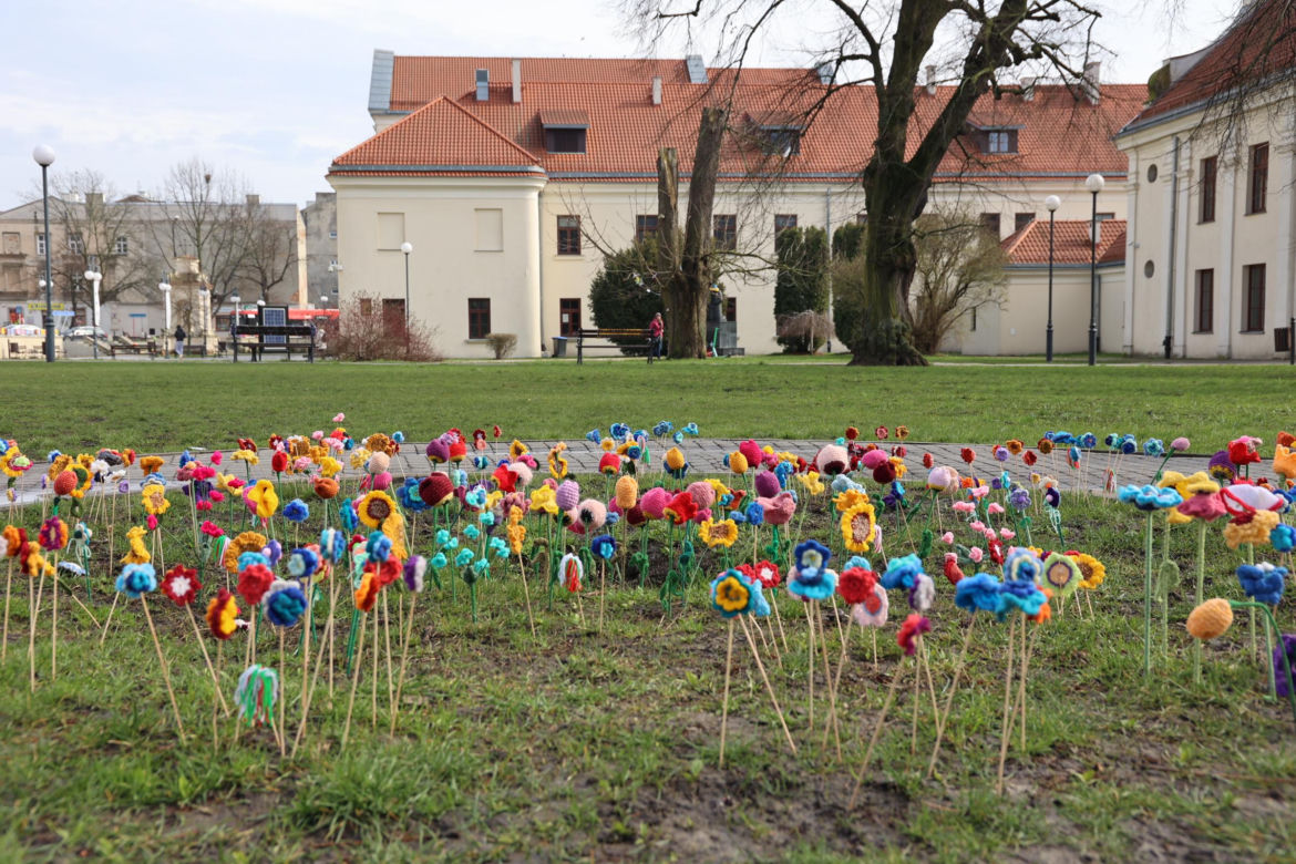 Kolorowe instalacje opanowały Lublin. Tak „Otulanie włóczką” świętuje swoje 10. urodziny!