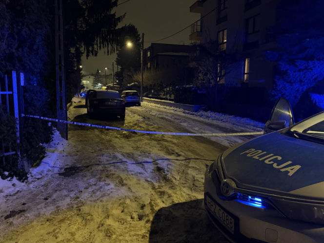 Tajemniczy atak w Ursusie. Mężczyzna raniony nożem w pośladek, sprawcy brak