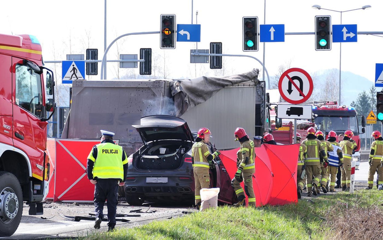 Ustroń. Znany biznesmen zginął w wypadku. Jego mercedes huknął w tira i wyleciał w powietrze. Wśród poszkodowanych kobieta w ciąży [ZDJĘCIA]