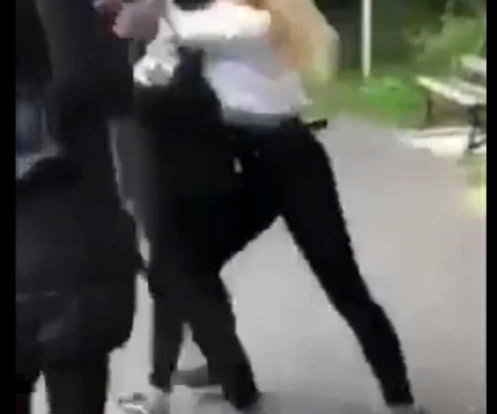 nastolatki biją ofiarę