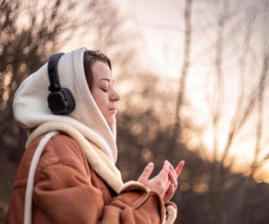 Muzyka najlepsza na zimową chandrę. Psychologowie wskazali, jakie piosenki działają najlepiej