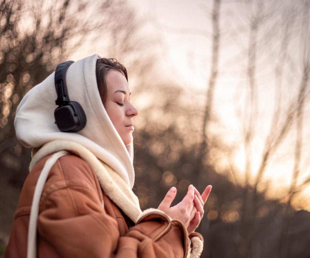 Muzyka najlepsza na zimową chandrę. Psychologowie wskazali, jakie piosenki działają najlepiej