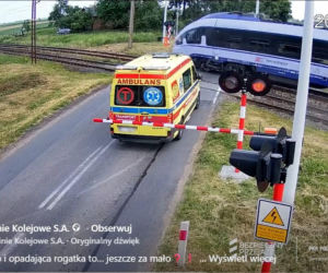Karetka utknęła między rogatkami tuż przed nadjeżdżającym pociągiem