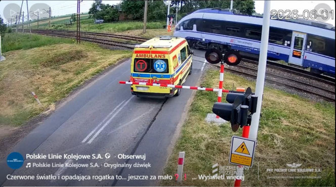 Karetka utknęła między rogatkami tuż przed nadjeżdżającym pociągiem