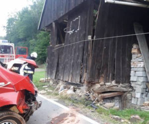 Kicznia. Uderzył samochodem w budynek. Wszystko przez dzikie zwierzę